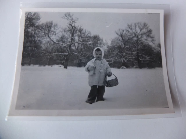 A352 Photo Originale vintage snapshot:Enfant dans la neige à Malvaux 41600