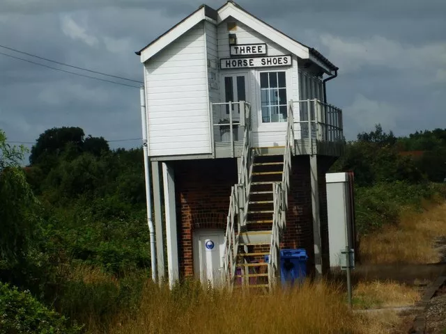 Photo 6x4 Three Horse Shoes signal box Turves The signal box that used to c2008