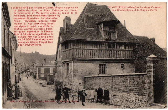 CPA 61 - VIMOUTIERS (Orne) - Vieux Couvent des Bénédictines rue du Perré, animée
