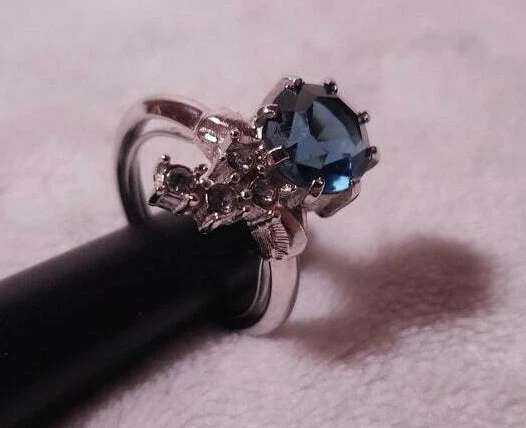 Vintage Avon Silvertone Faux Indiglow Blue Stone Fashion Ring Size Medium 5-7