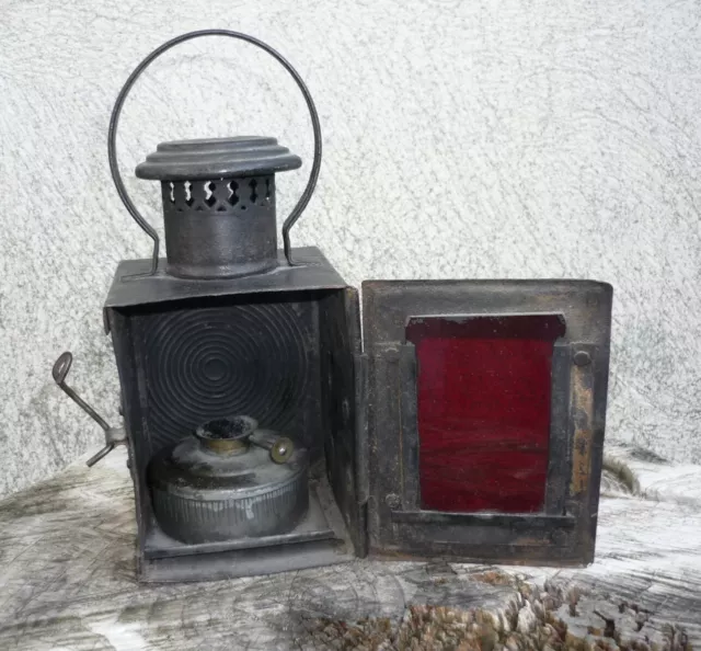 Ancienne lanterne de signalisation portative en métal