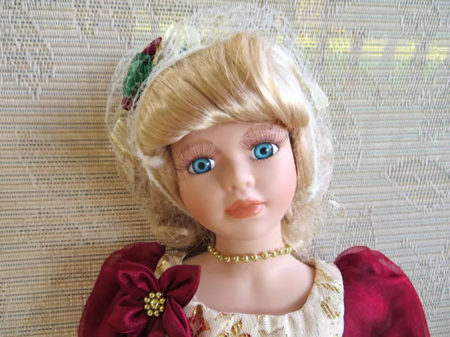"Holly" Porcelain Christmas Doll 2000 ~~Heritage Signature Collection !