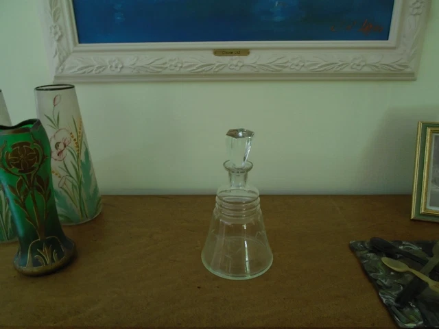 Carafe Ancienne En Verre Avec Motifs Tres Bon Etat