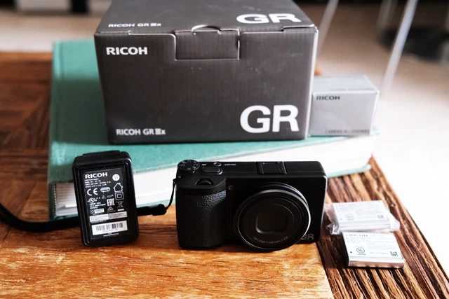 Ricoh GRIIIx noir, comme neuf avec boîte et accessoires + 2eme batterie