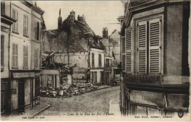 CPA SOISSONS Corner de la Rue du Pot d'Etain (151892)