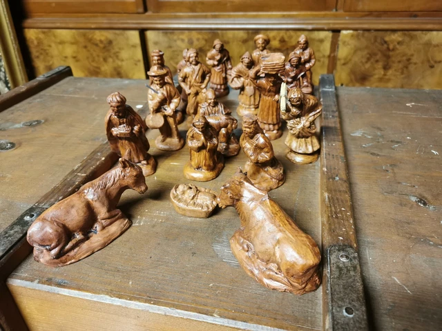 Lot de 230 santons (personnages, saints , nouveaux-nés