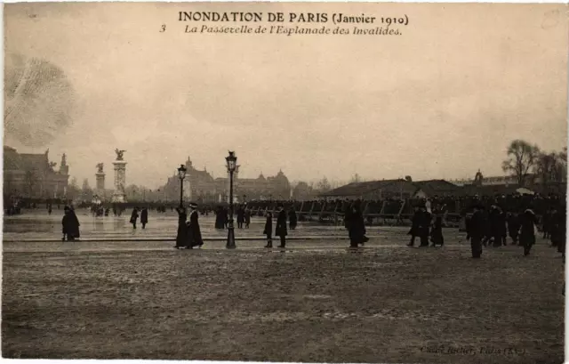 CPA Inondation de PARIS La Passerelle de l'Eslplanade des Invalides (562020)