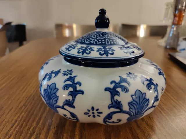 Blue and White Ceramic Ginger Jar with Lid, Chinese Tradition Decorative...