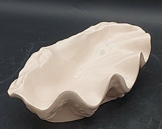 VIDE POCHE EN FORME DE COQUILLAGE TRIDACNE BENITIER FAIENCE BEIGE ROSÉ L21cm XXe