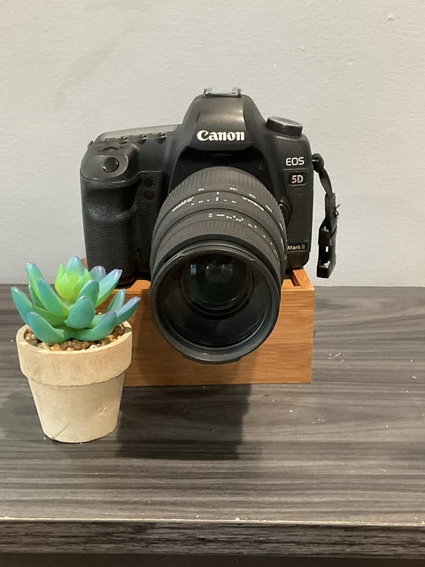 Near Mint Canon EOS 5D Mark II 21.1MP Digital Camera with EF 40mm Lens Charger