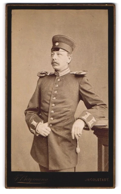 Fotografie F. Bergmann, Ingolstadt, älterer Militärarztes in Garde Uniform mit