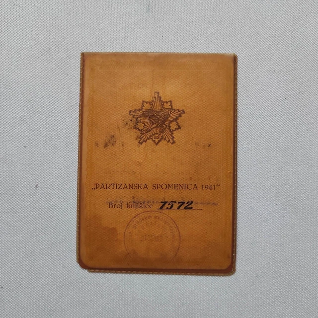 Balade privilégiée pour le porteur du monument partisan 1941 Robičić...