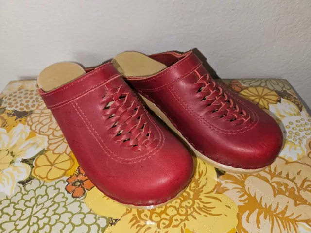 Sven Swedish Front Weave Clogs Cranberry Leather Size 39 US 8.5 Low Heel Natural