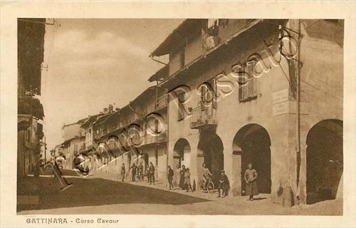 Cartolina di Gattinara, folla in corso Cavour - Vercelli