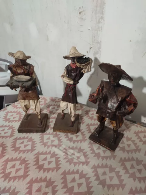 Lot de 3 statuettes  figurines en papier mâché et poterie - art populaire