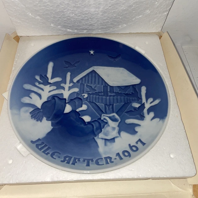 Jule After 1967 Vintage  Denmark BING & GRONDAHL (B & G) Christmas Plate
