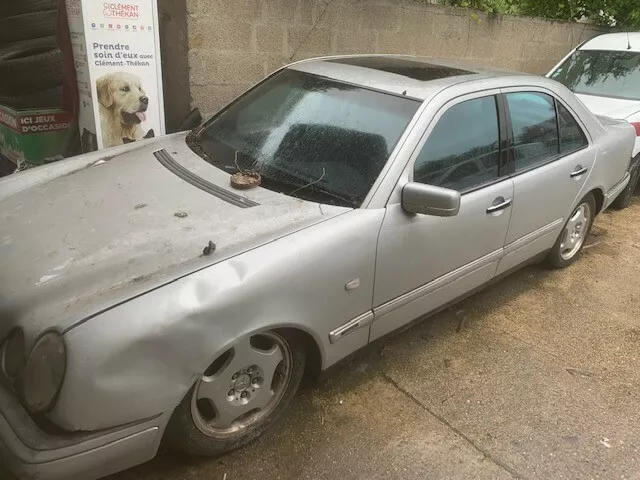 MERCEDES CLASS E 300 Pour pièce ou a réparer