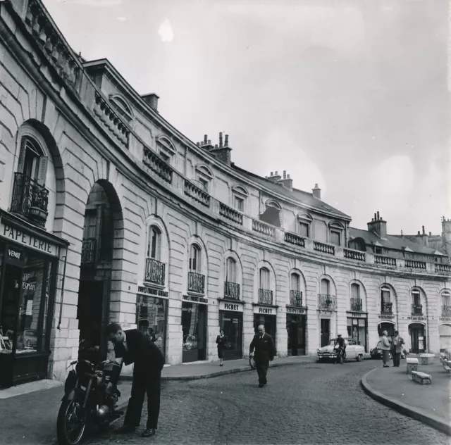 DIJON c. 1957 - Autos Moto Commerces Place de l'Hôtel de Ville - DIV 9878