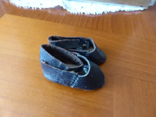 Ancienne petite paire de chaussures en cuir noir et chaussett de poupée ancienne