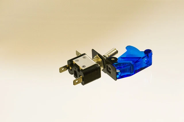 Schalter mit Abdeckung Kill Switch Killswitch Kippschalter 12 V / 35 A mit LED