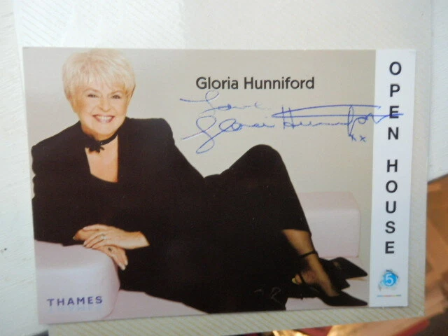 Gloria  Hunniford  -  Tv  Presenter  -  Autographed  Photo