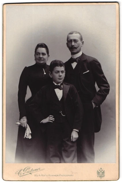 Fotografie C. Pietzner, Wien, Mutter und Vater im Kleid und im Anzug mit ihrem
