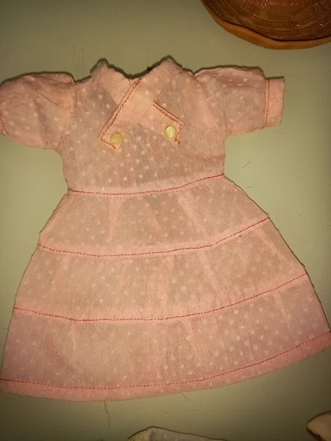 vêtement ancien de poupée Unis France 29 cm :robe plumetis rose