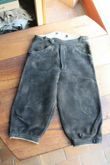 Recht alte, aber wunderschöne schwarze Hirschlederhose in einer H48, auch D42 !