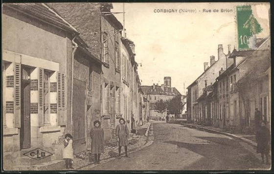 CPA Corbigny, Rue de Brion, vue de la rue avec des passants