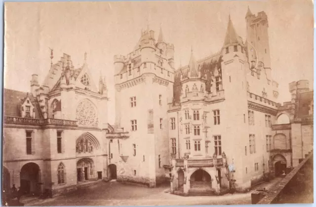 France, Château de Pierrefonds, cour, Vintage albumen print, ca.1880 Tirage vint