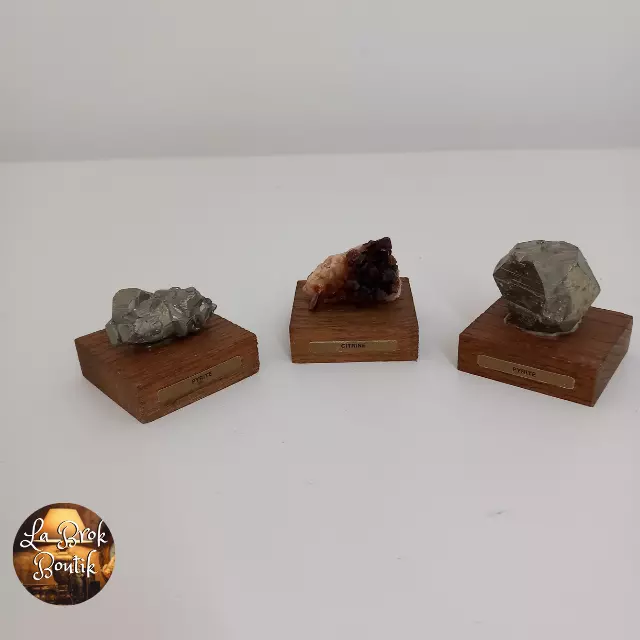 Lot de 3 Jolies Petites Pierres (Précieuses?) sur Socle 2 Pyrites et 1 Citrine