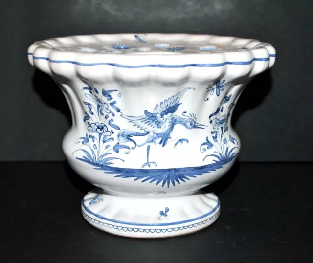 MOUSTIERS Vase Pique-fleur bouquetière en faïence à décor fleuri et oiseaux bleu