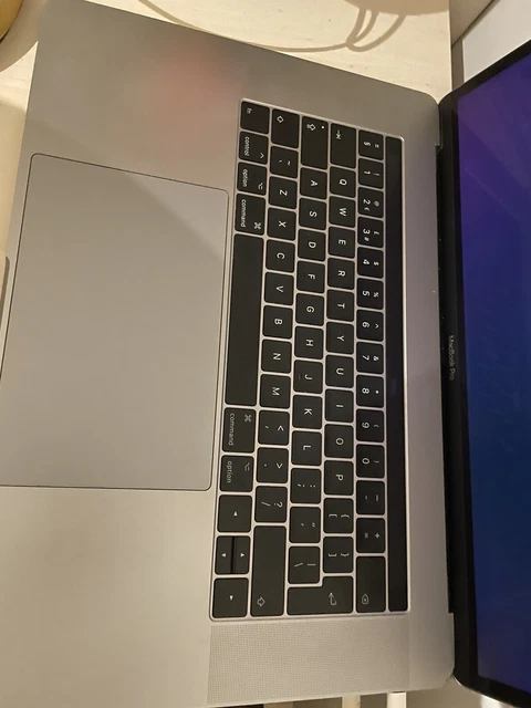 Apple MacBook Pro 15,4” silver 2017 TouchBar i7 3,1Ghz 16GB RAM 1TB SSD 4