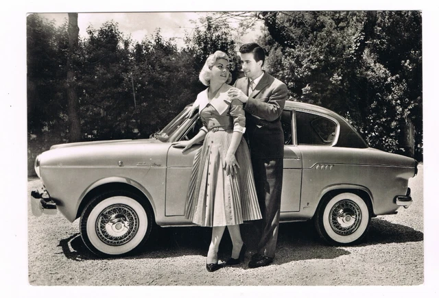 coppia di innamorati con fiat 600 rendezvous carrozzeria vignale  anni 50