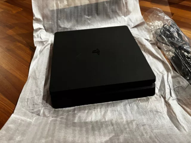 PS4 Slim 1 TB usata come nuova + 2 Joystick + postazione di ricarica 3