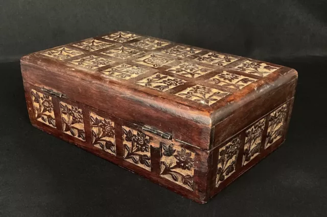 Ancien XXème boîte en bois artisanal entièrement fait à la main décor floral