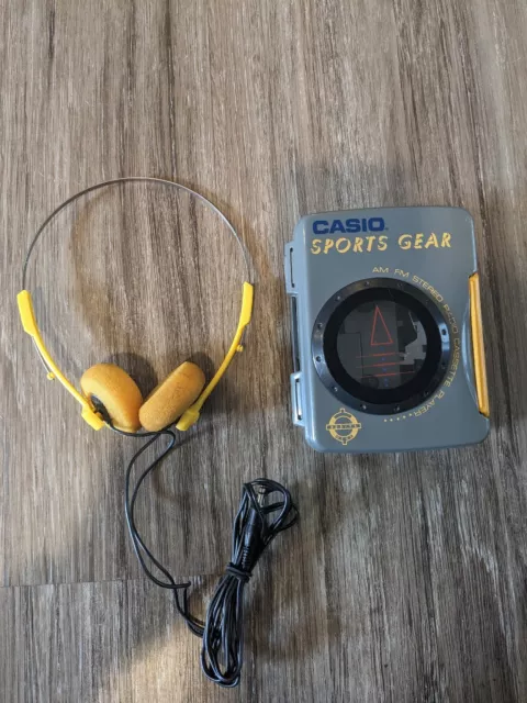 VINTAGE CASIO SPORTS GEAR STEREO CASSETTE PLAYER W-900 Belt Clip And Headphones