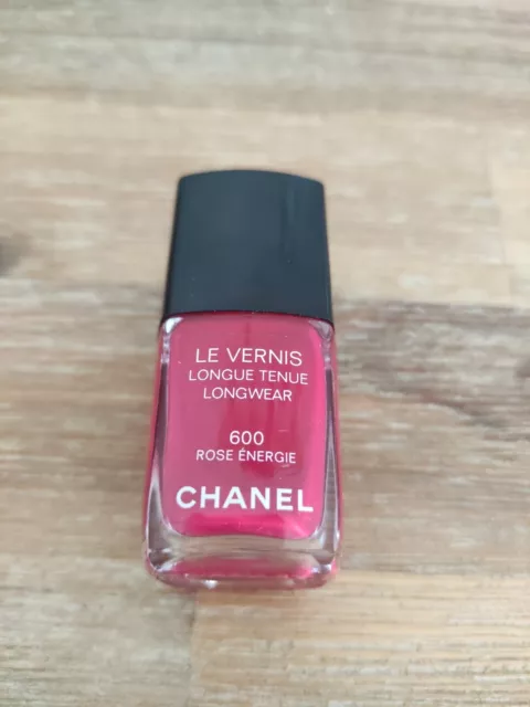 Le vernis à ongles  "N*600  Rose Énergie" de Chanel.