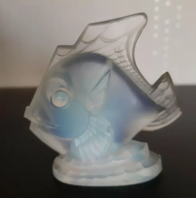 petit sujet animalier ou figurine de poisson en verre moulé signé Sabino France