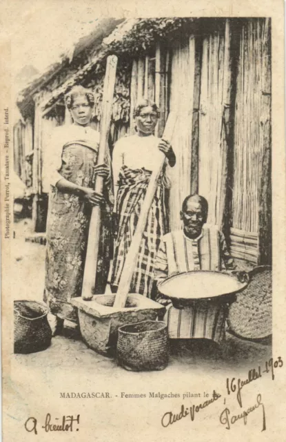 PC CPA MADAGASCAR, FEMMES MALGACHES PILANT LE RIZ, Vintage Postcard (b13987)