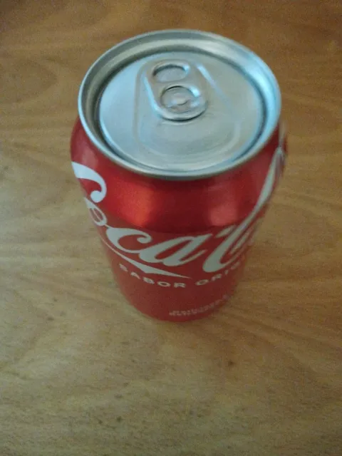 Lata de Coca Cola vacía y cerrada.