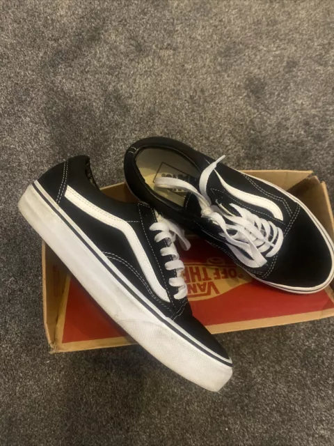 Vans- Black And White Size 5