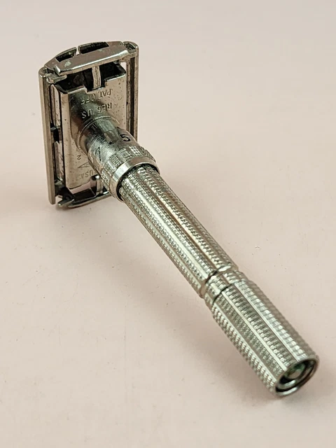 VINTAGE GILLETTE 1962 H2 Slim Adjustable Safety Razor TTO In Case £61. ...