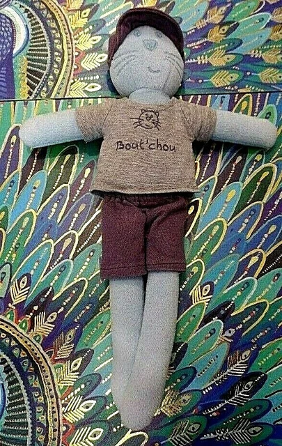 B11G / doudou peluche chat bleu casquette violet tee-shirt gris BOUT'CHOU