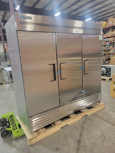 |3238| True T-72-HC 78 1/10" Three Section Reach In Refrigerator, 3 Doors, 115v