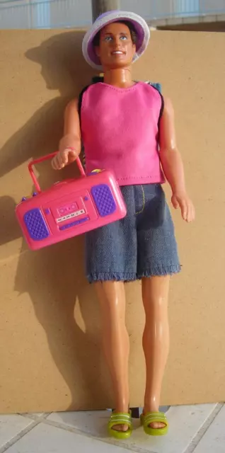 Poupée BARBIE - KEN  en vacances avec vêtements et chaussures TBE