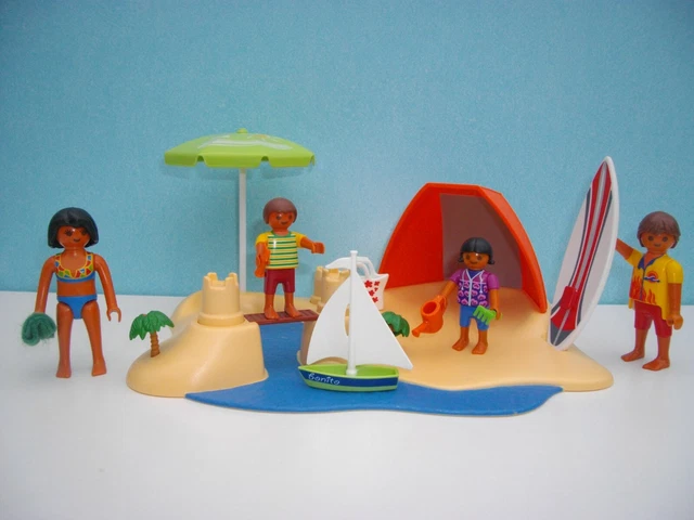 Couple vacanciers à la plage & transats - 71908