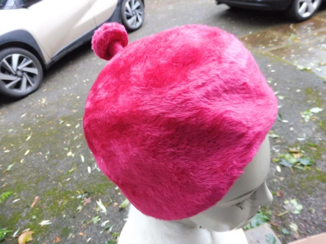 Cappello a bobble vintage ""lampone"" in pelliccia feltro di Kendal Milne of Manchester medium