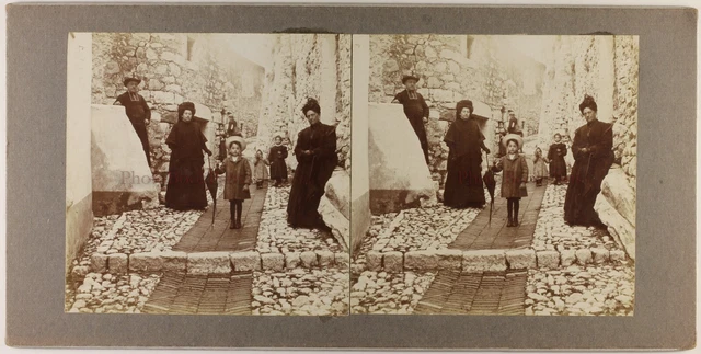 Curé Famille Rue d'un village France c1900 Vintage Stereo Photo Citrate