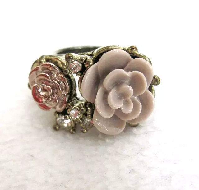 VINTAGE TWO PINK ROSE GOLD COLORED RING.   Size 8. CRYSTAL CARVED STUNNING